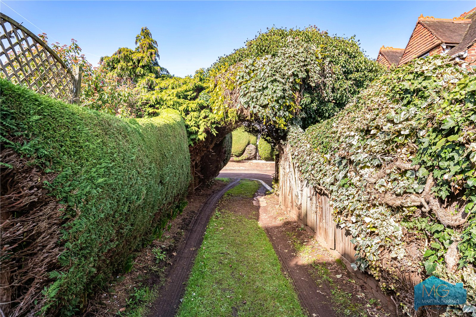 Fernwood Crescent, London, N20+  - Martyn Gerrard
