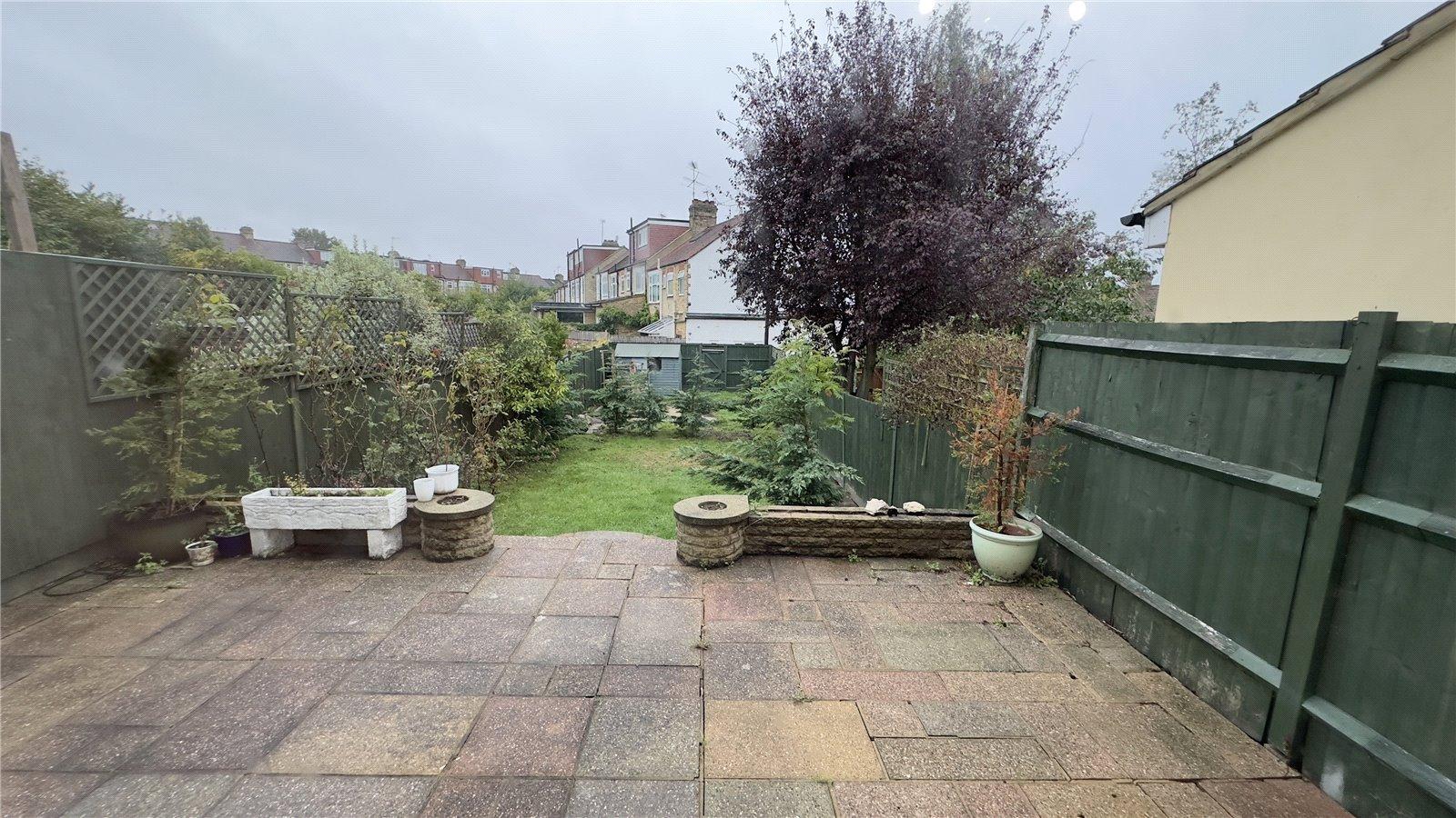 4 bedroom Semi-Detached House to rent - Martyn Gerrard