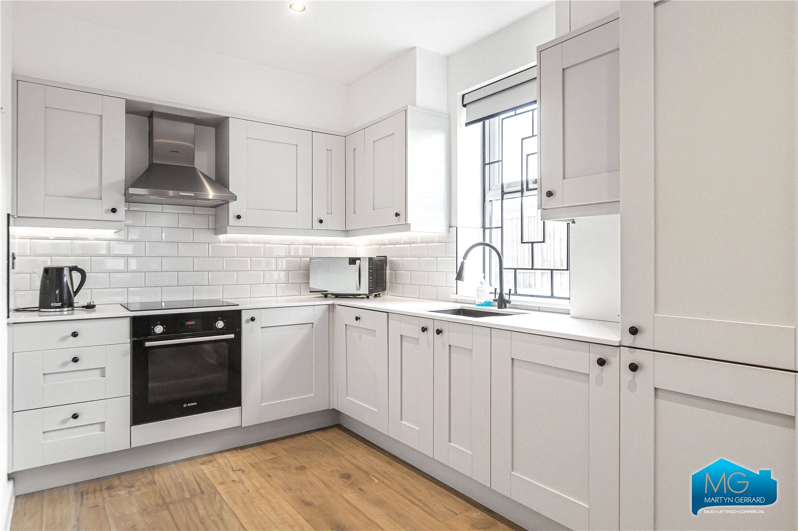 Oakleigh Road North, Whetstone, London, N20+  - Martyn Gerrard