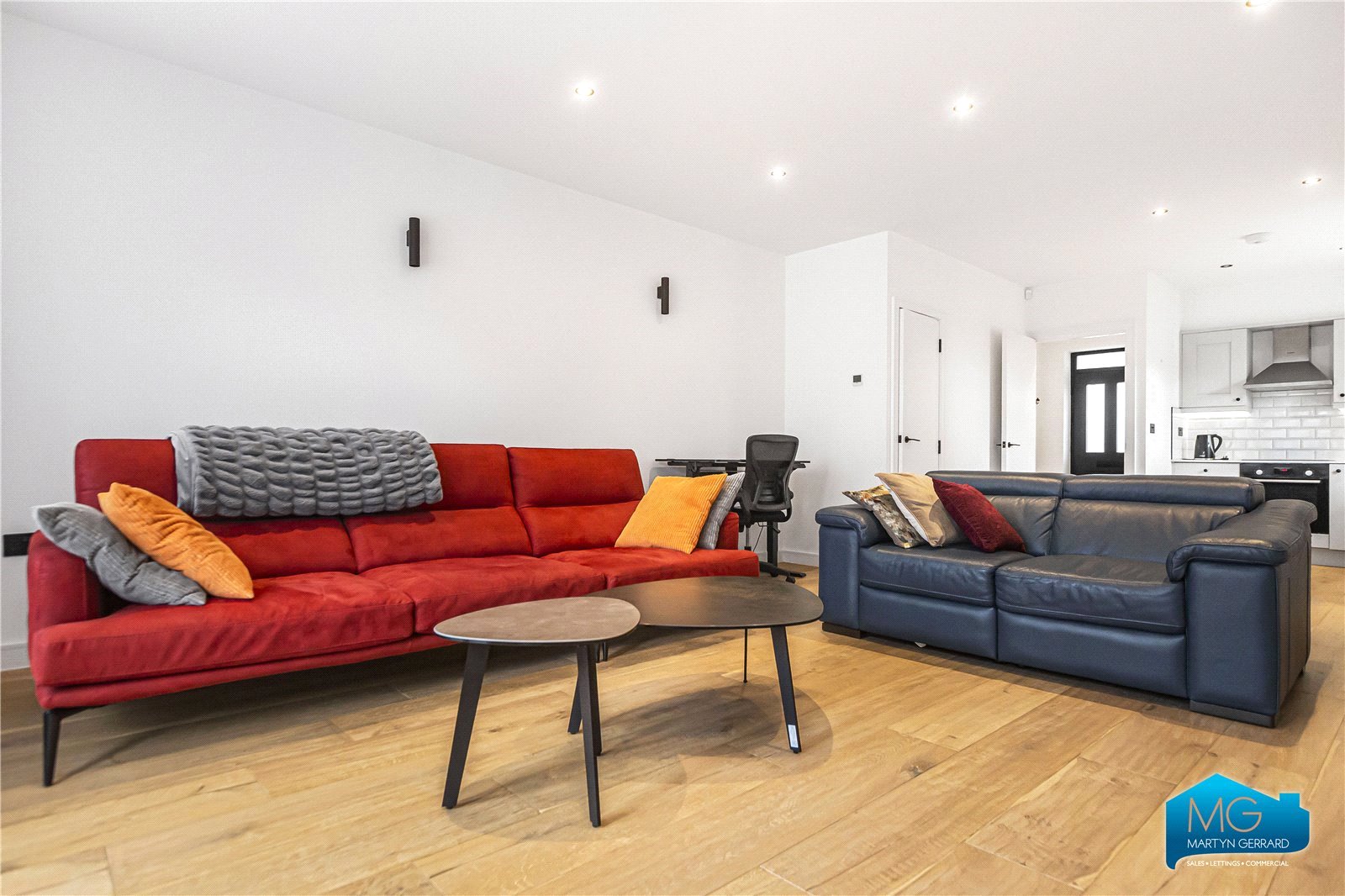 Oakleigh Road North, Whetstone, London, N20+  - Martyn Gerrard