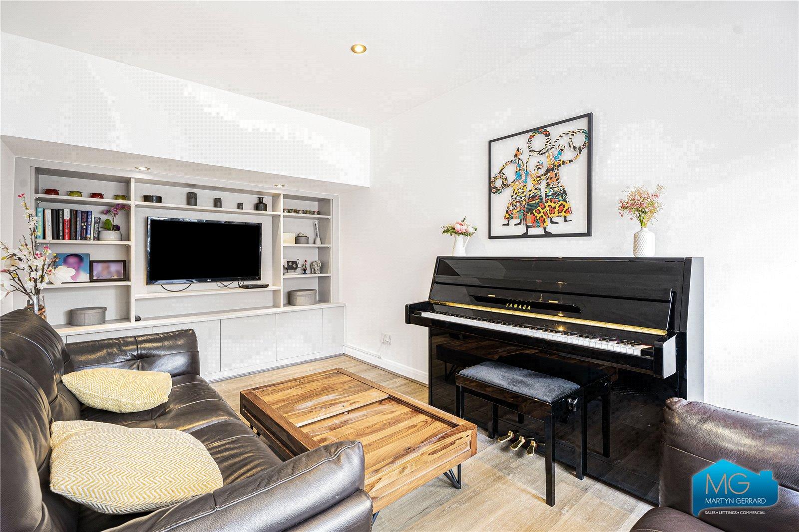 4 bedroom Semi-Detached House to rent - Martyn Gerrard