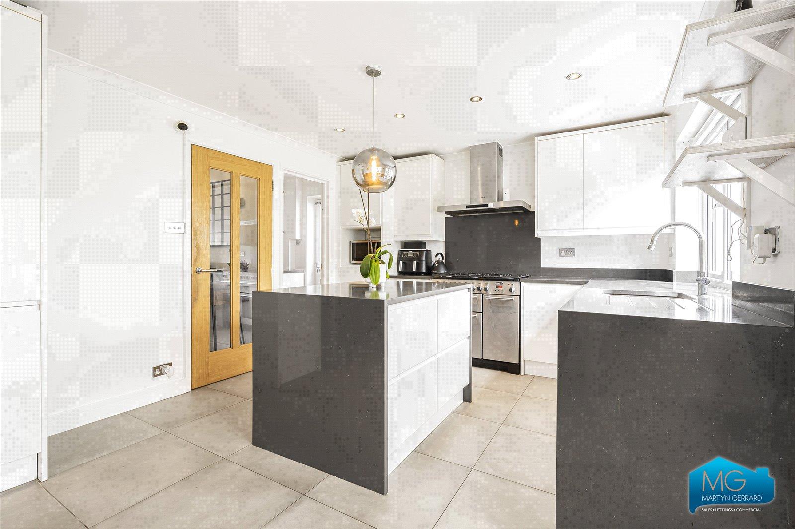 4 bedroom Semi-Detached House to rent - Martyn Gerrard