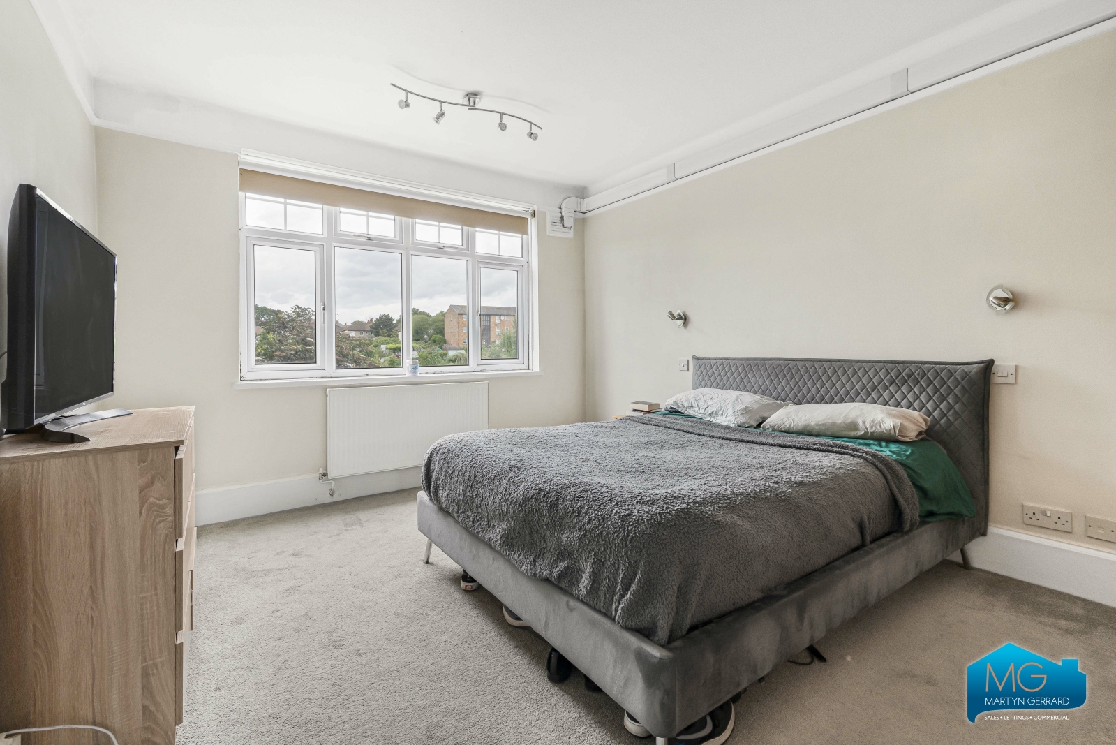 Parkwood Flats, Oakleigh Road North, Whetstone, London, N20+  - Martyn Gerrard
