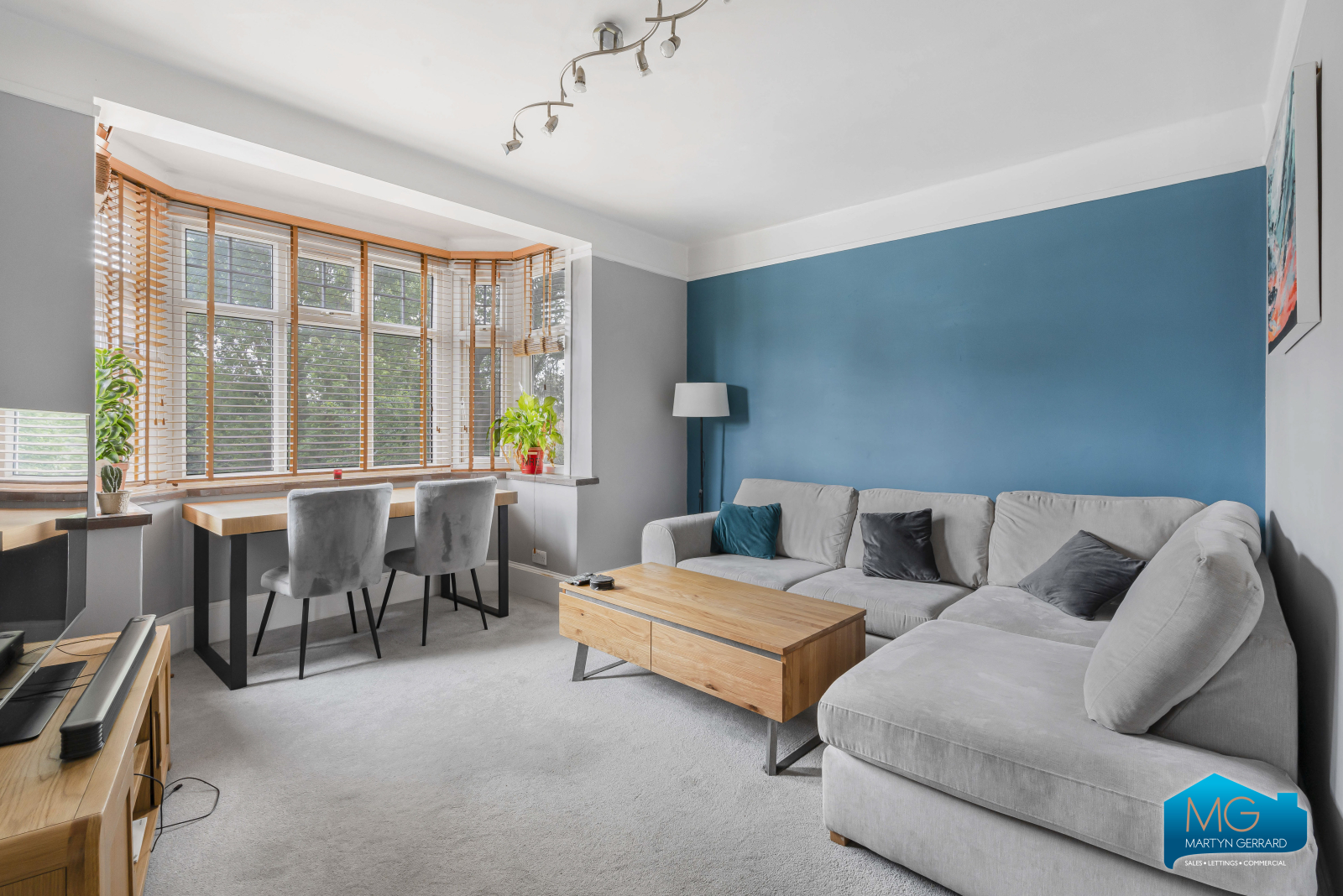Parkwood Flats, Oakleigh Road North, Whetstone, London, N20+  - Martyn Gerrard