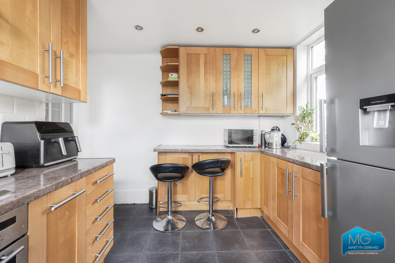 Parkwood Flats, Oakleigh Road North, Whetstone, London, N20+  - Martyn Gerrard