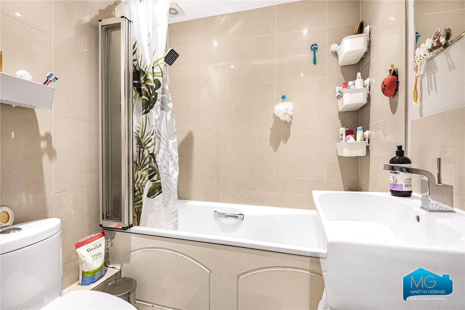 2 bedroom Ground Floor Flat to rent - Martyn Gerrard