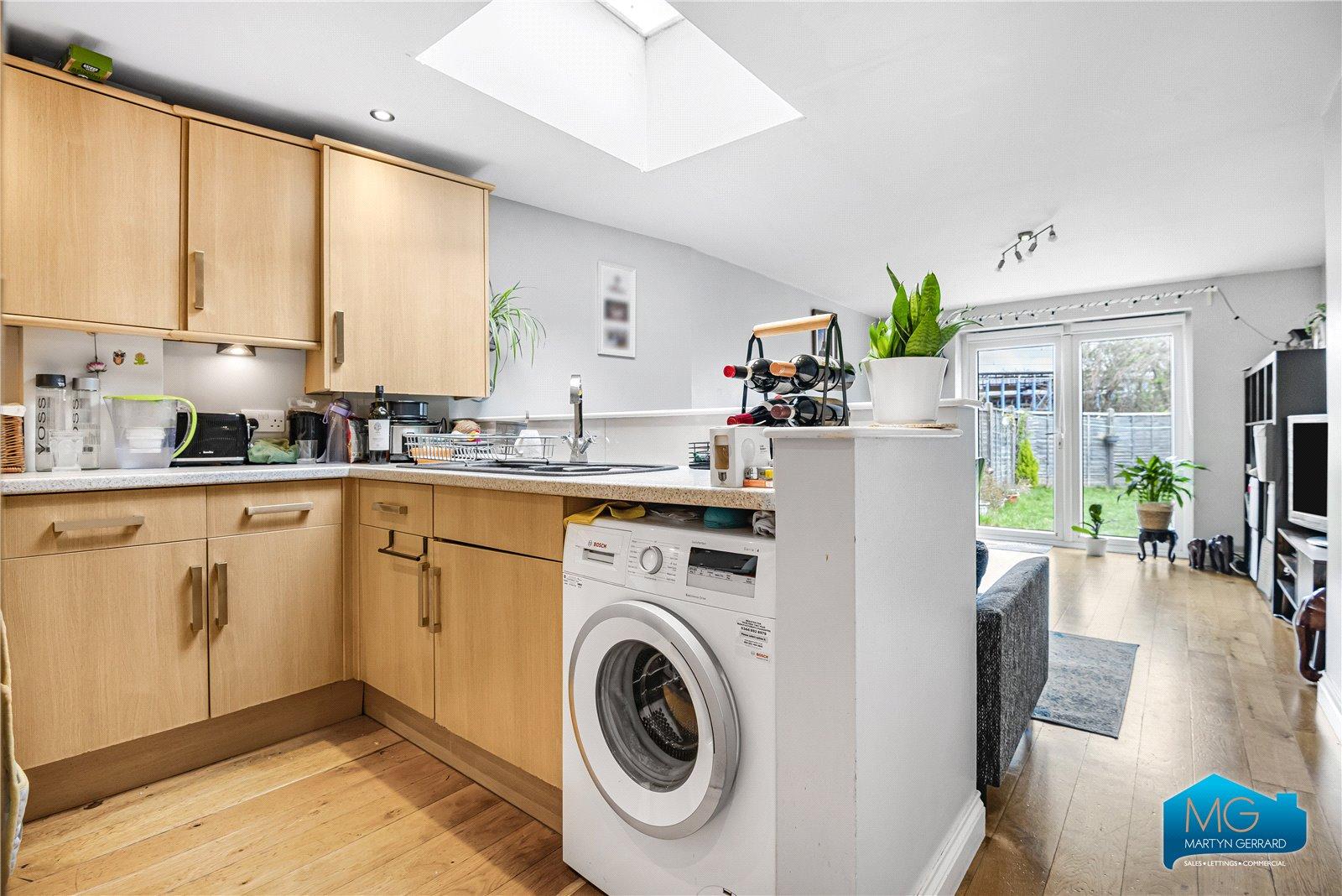 2 bedroom Ground Floor Flat to rent - Martyn Gerrard