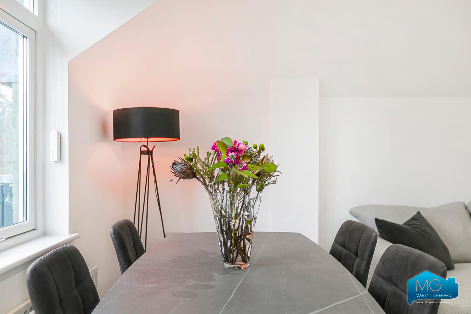 2 bedroom Apartment to rent - Martyn Gerrard