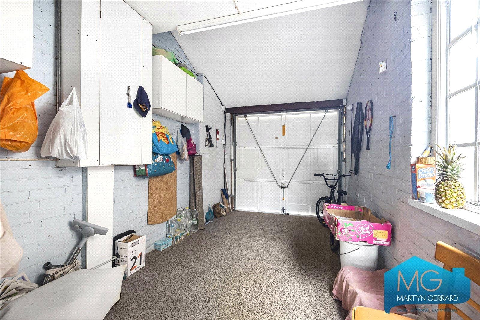 3 bedroom Semi-Detached House to rent - Martyn Gerrard
