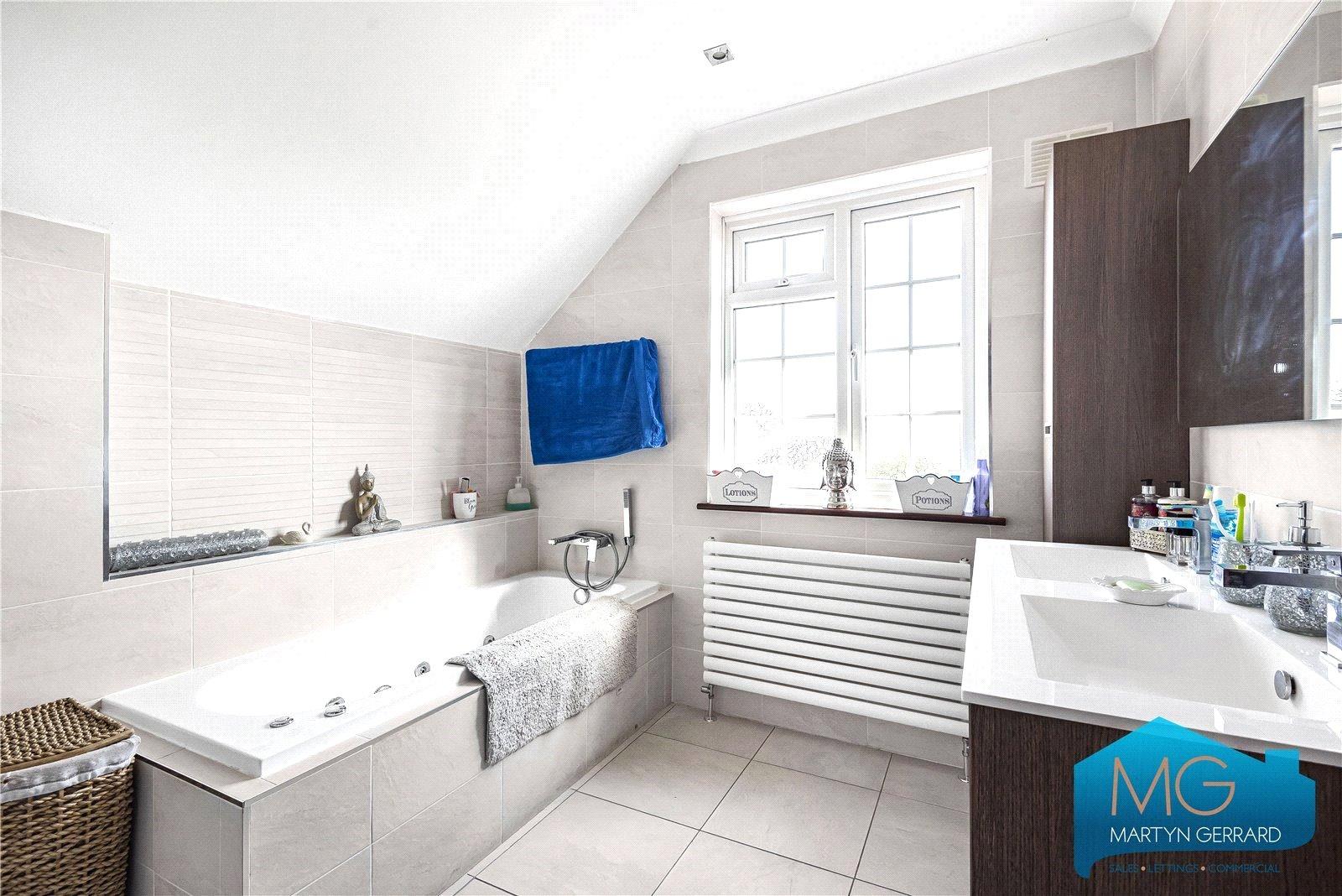 3 bedroom Semi-Detached House to rent - Martyn Gerrard