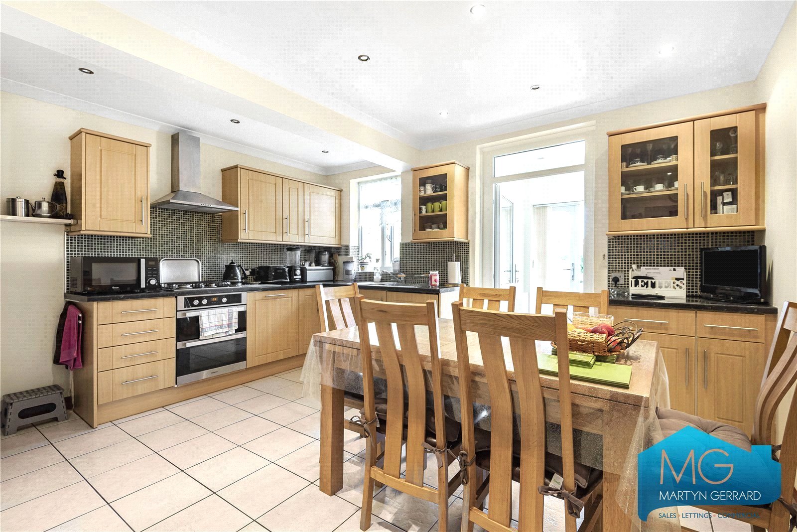 3 bedroom Semi-Detached House to rent - Martyn Gerrard