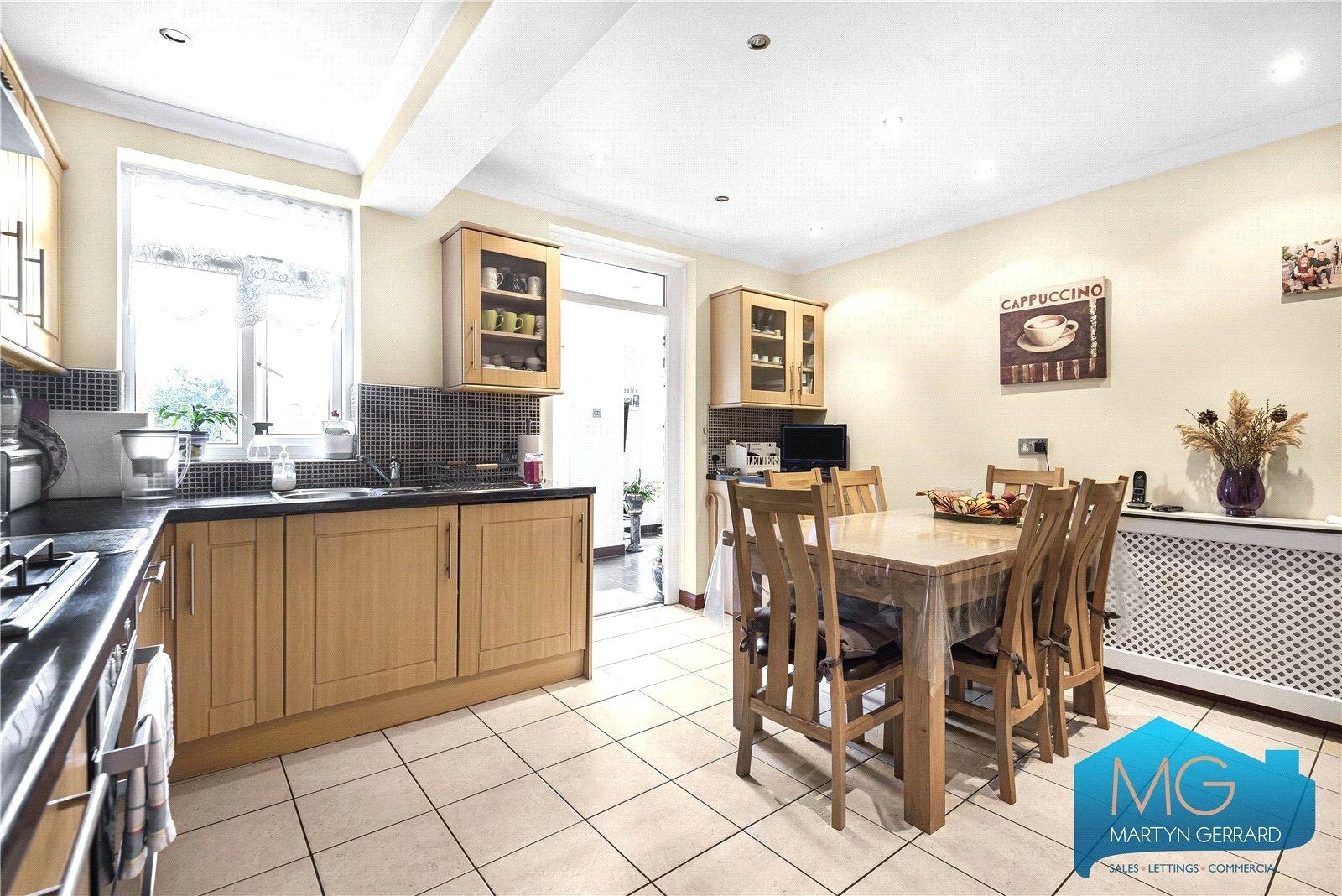 3 bedroom Semi-Detached House to rent - Martyn Gerrard