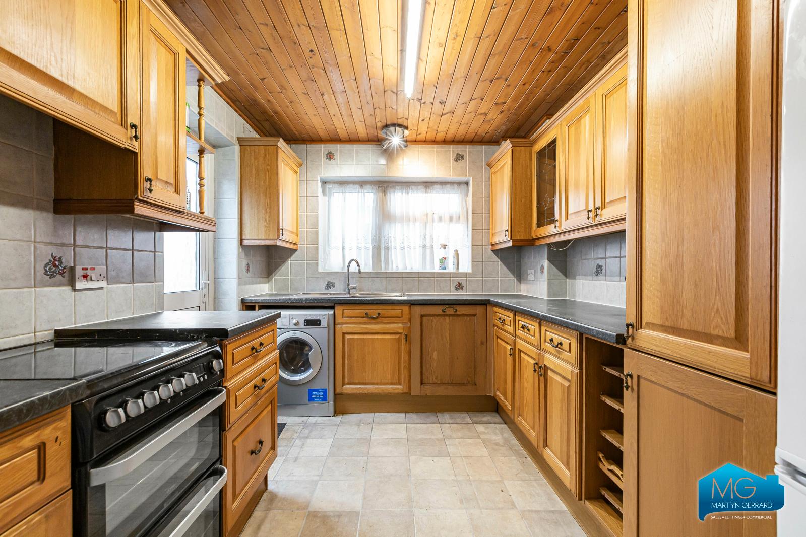 3 bedroom Semi-Detached House to rent - Martyn Gerrard