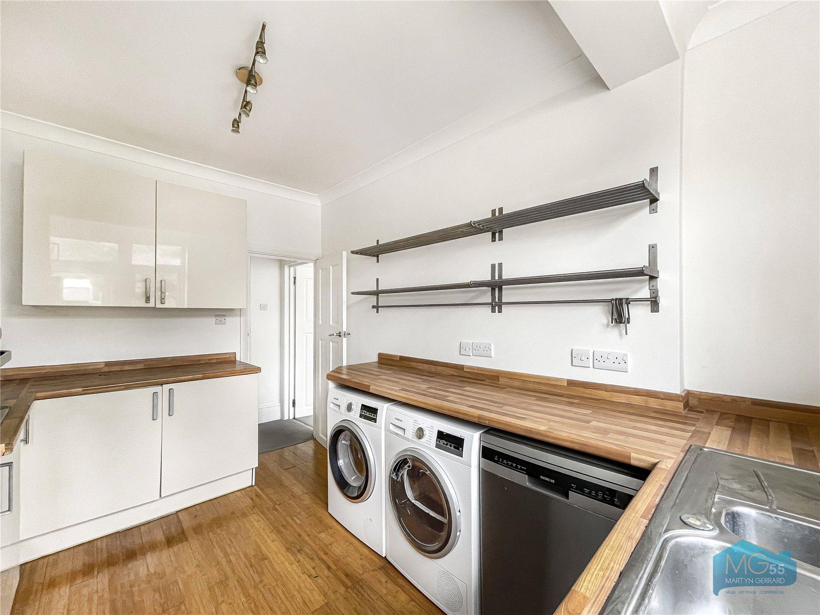 3 bedroom Semi-Detached House to rent - Martyn Gerrard