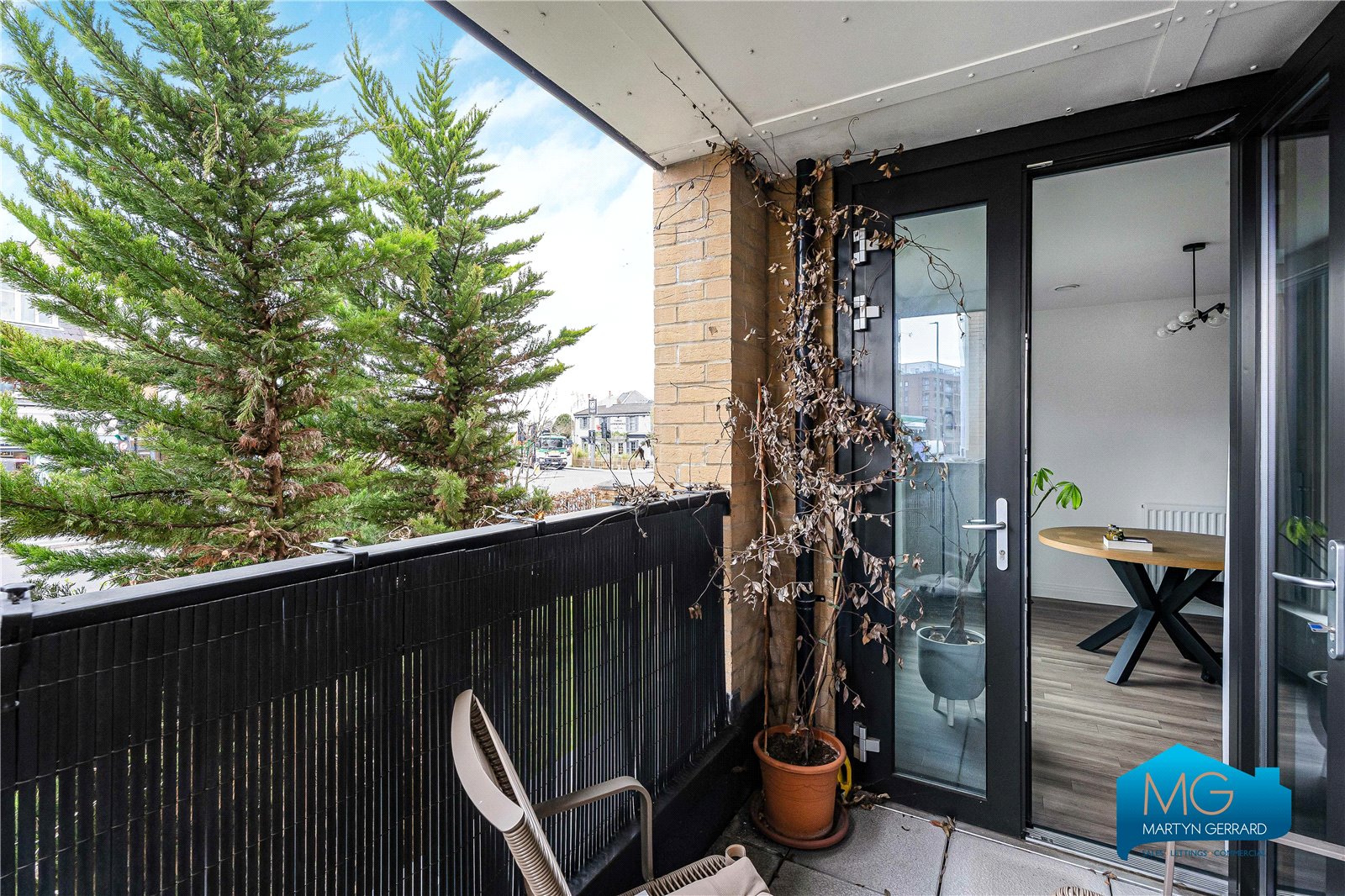 2 bedroom Ground Floor Flat to rent - Martyn Gerrard