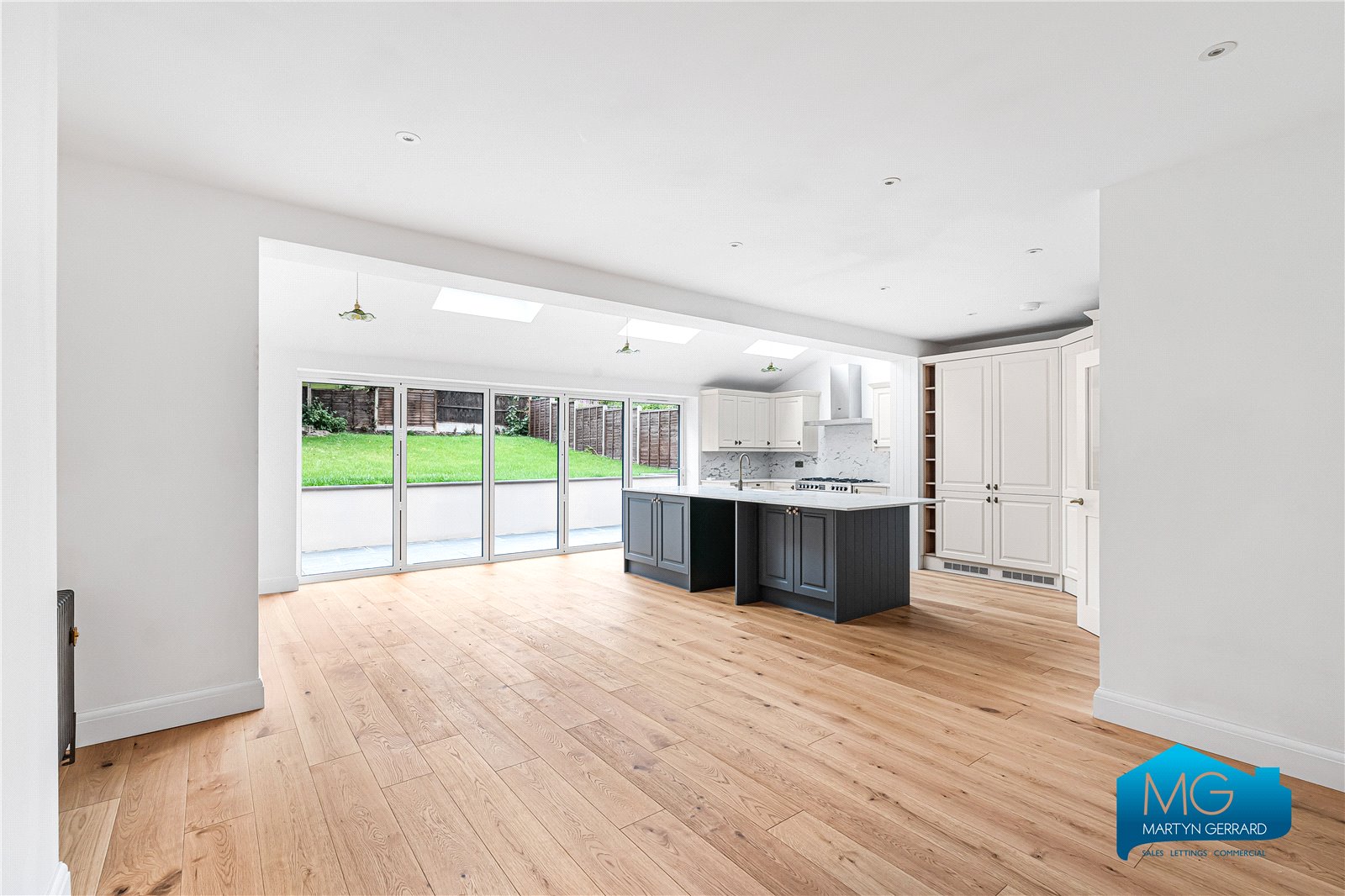 4 bedroom Semi-Detached House to rent - Martyn Gerrard