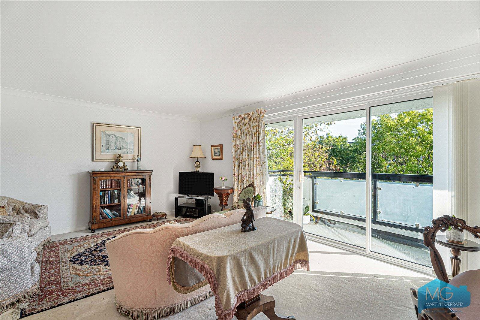 3 bedroom Apartment for sale - Martyn Gerrard
