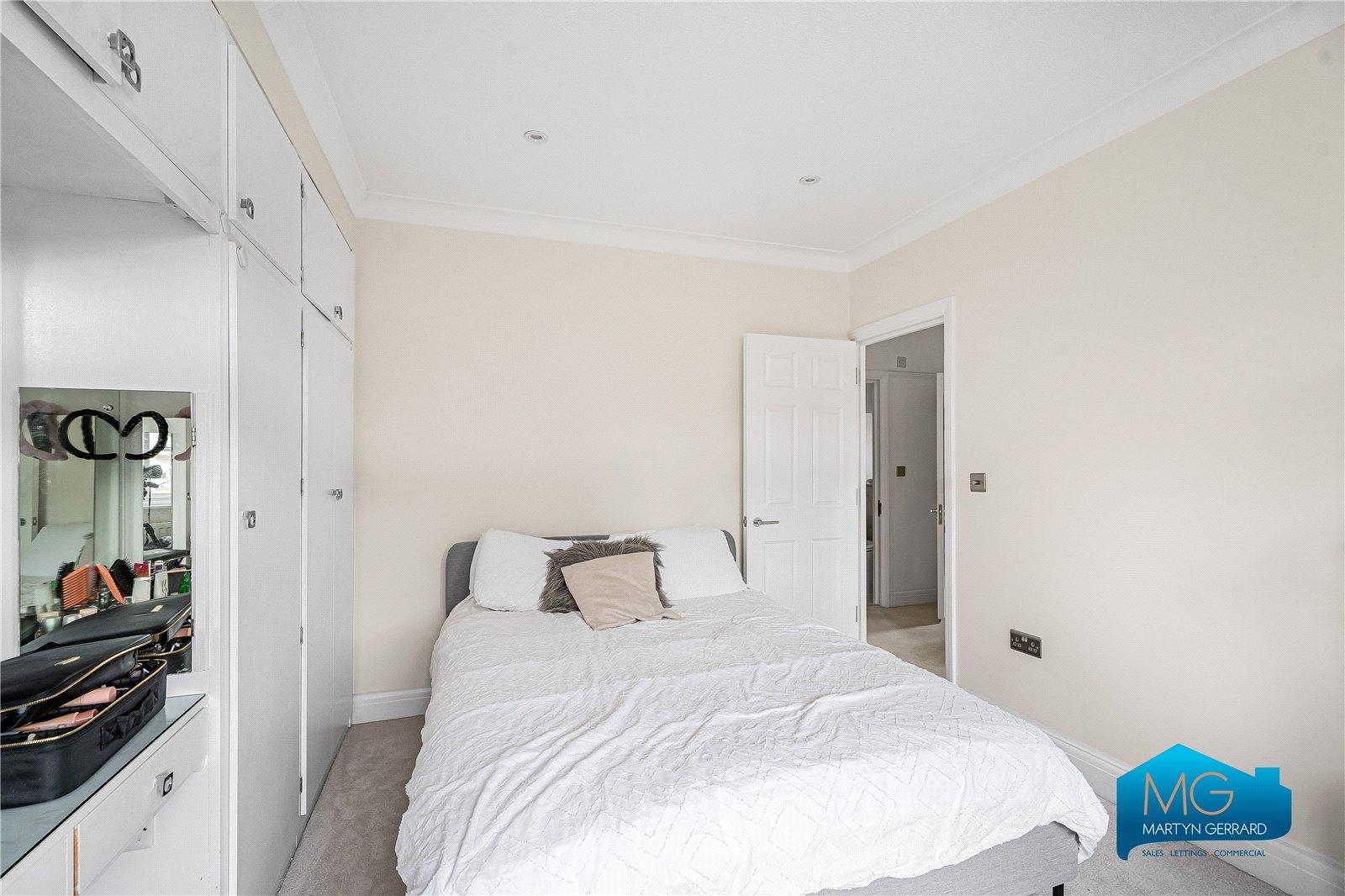 3 bedroom Semi-Detached House to rent - Martyn Gerrard