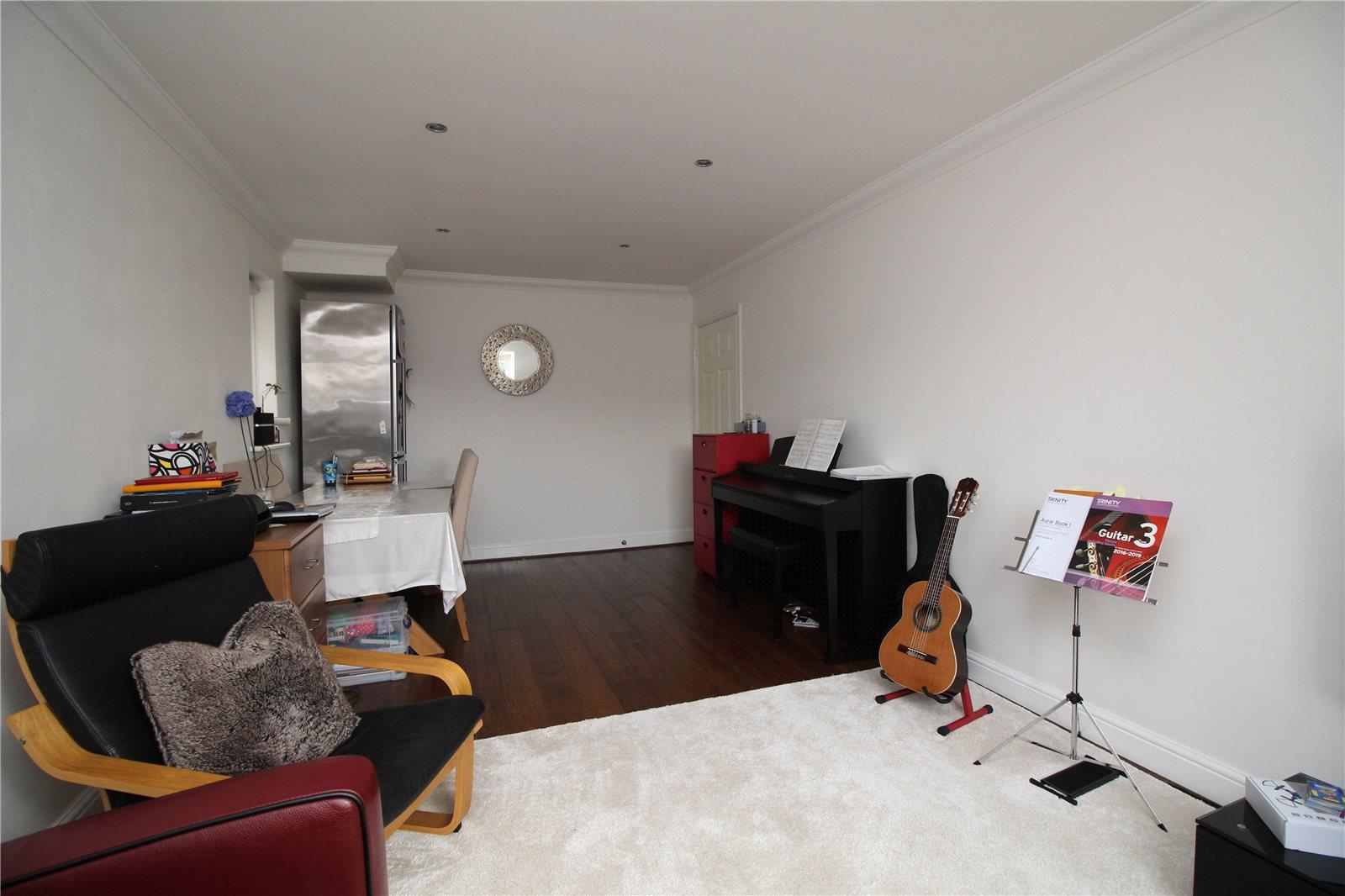 2 bedroom Apartment to rent - Martyn Gerrard