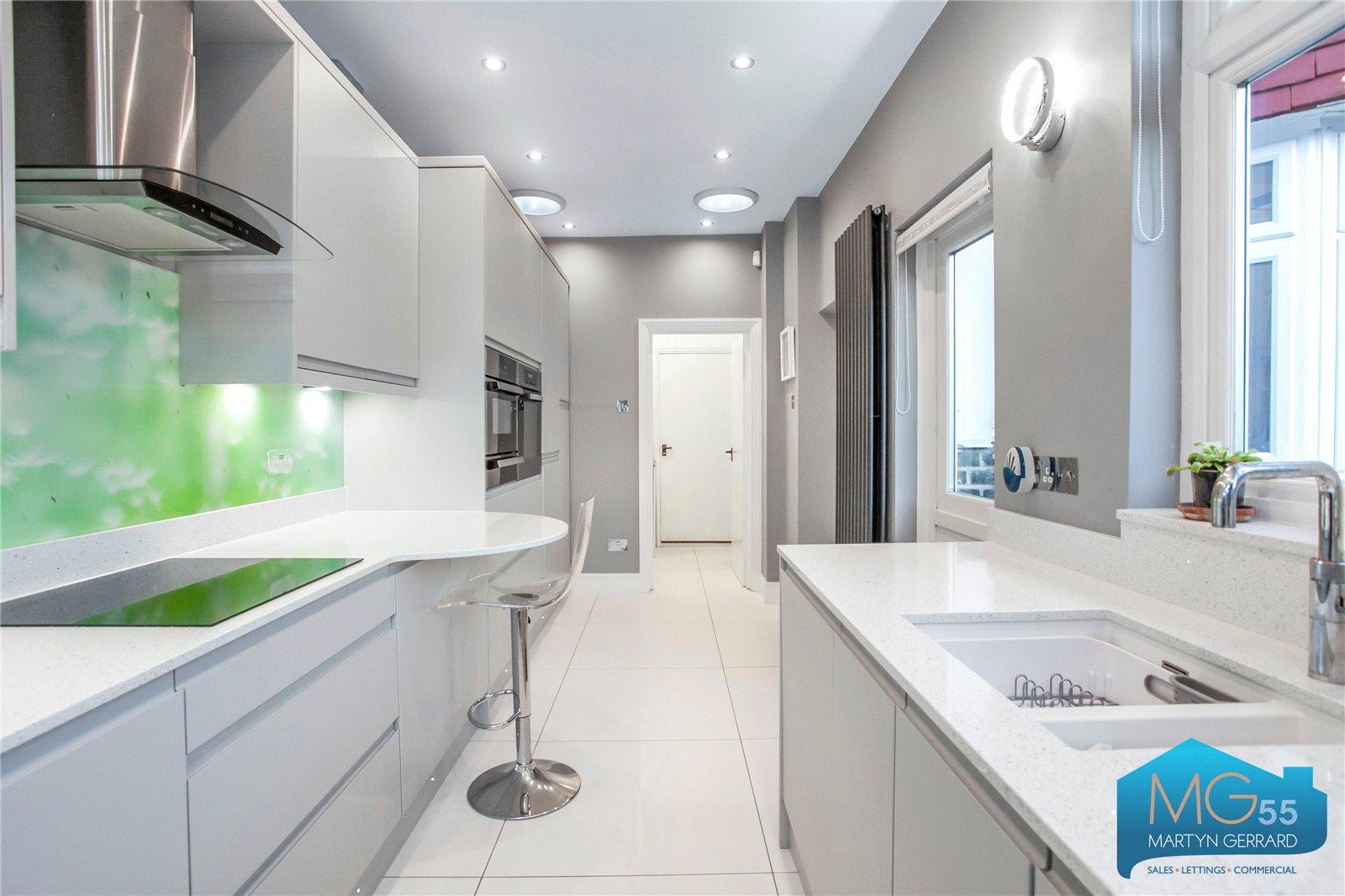 4 bedroom Semi-Detached House to rent - Martyn Gerrard