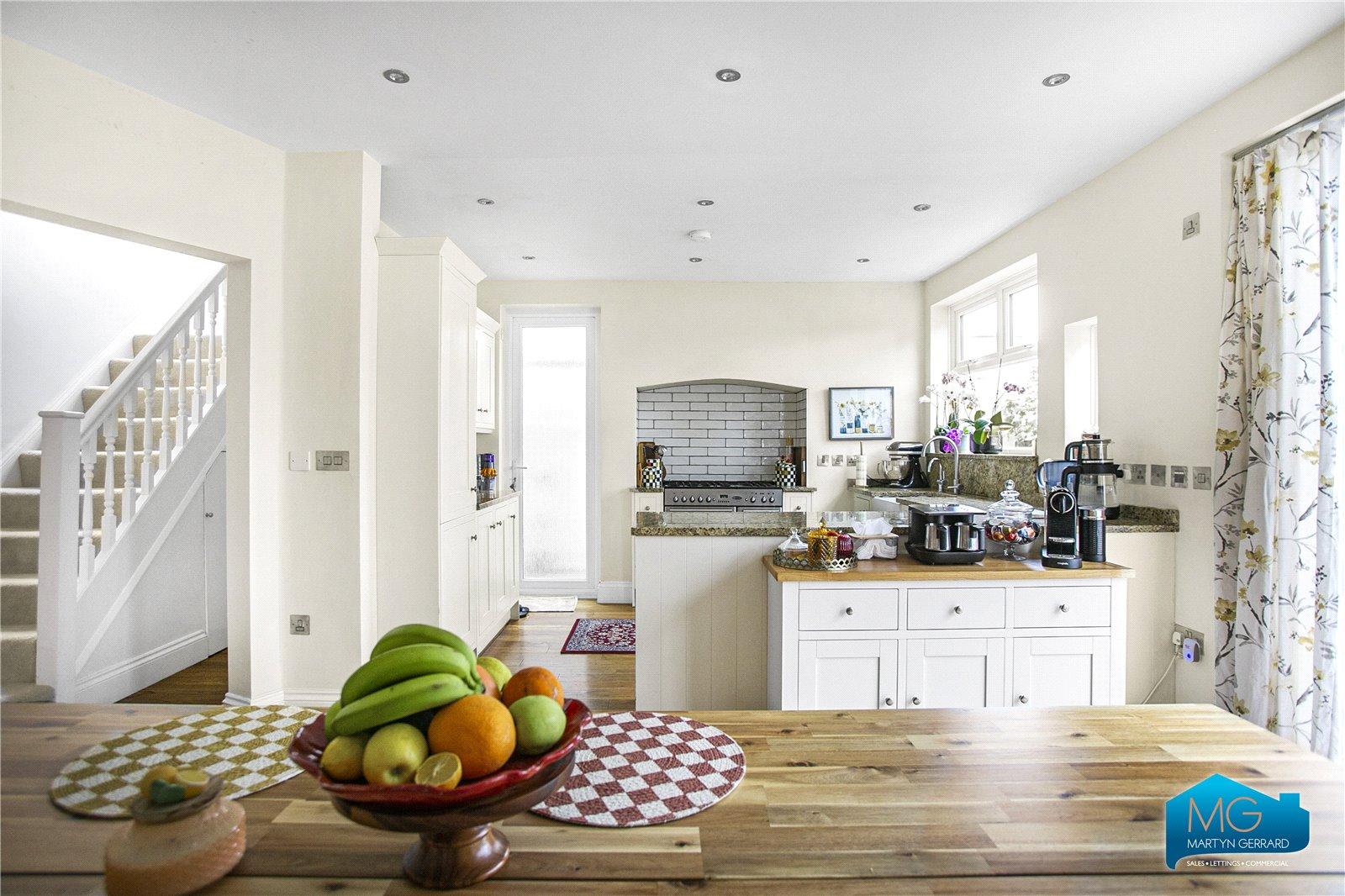 4 bedroom Semi-Detached House to rent - Martyn Gerrard