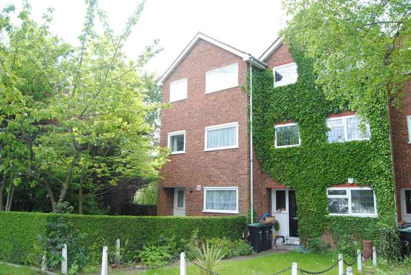 4 bedroom End of Terrace House to rent - Martyn Gerrard