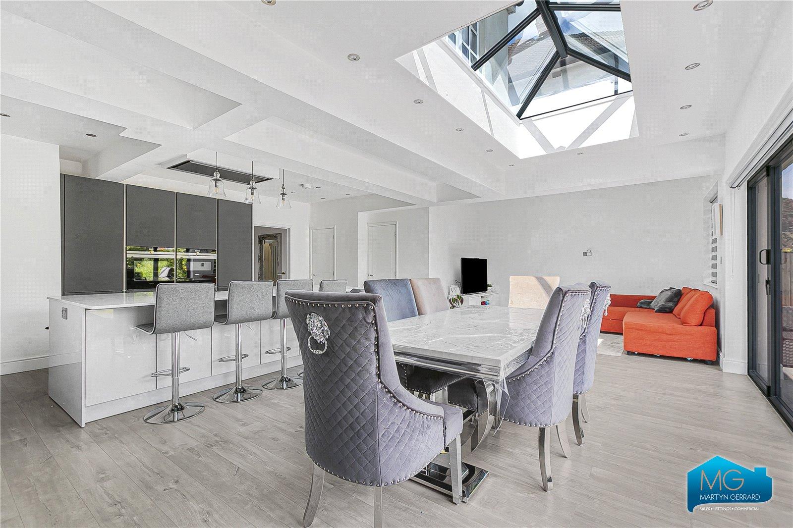 5 bedroom Detached House to rent - Martyn Gerrard