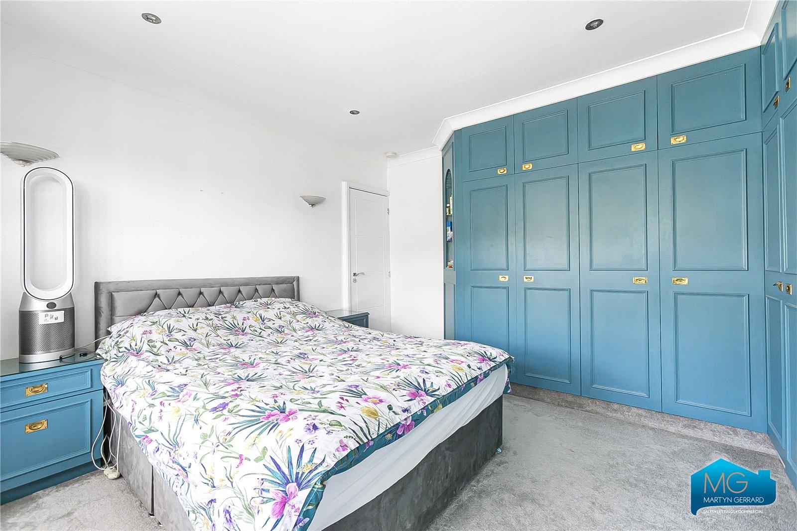 5 bedroom Detached House to rent - Martyn Gerrard