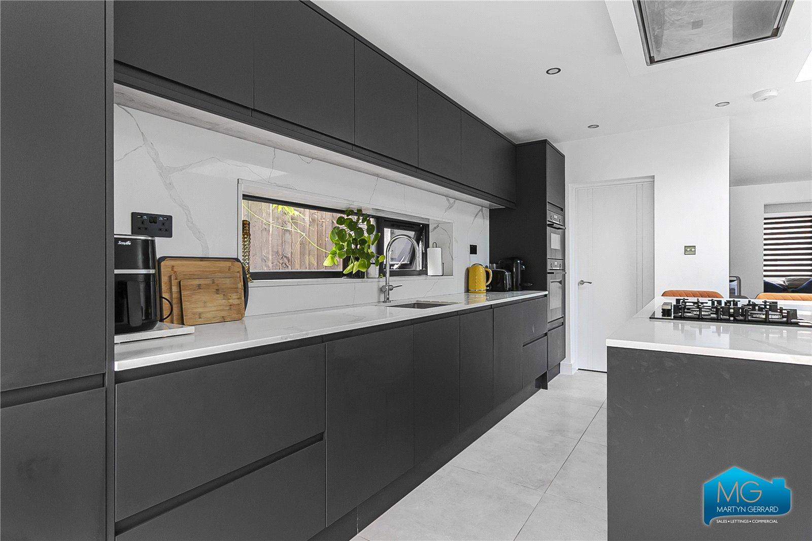 4 bedroom Semi-Detached House to rent - Martyn Gerrard