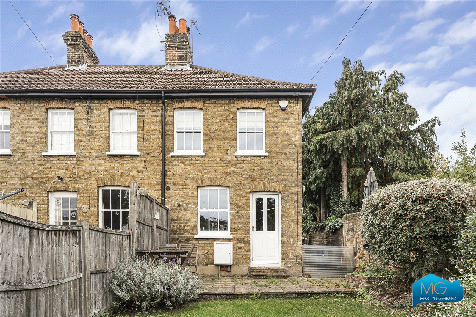 2 bedroom Semi-Detached House to rent - Martyn Gerrard