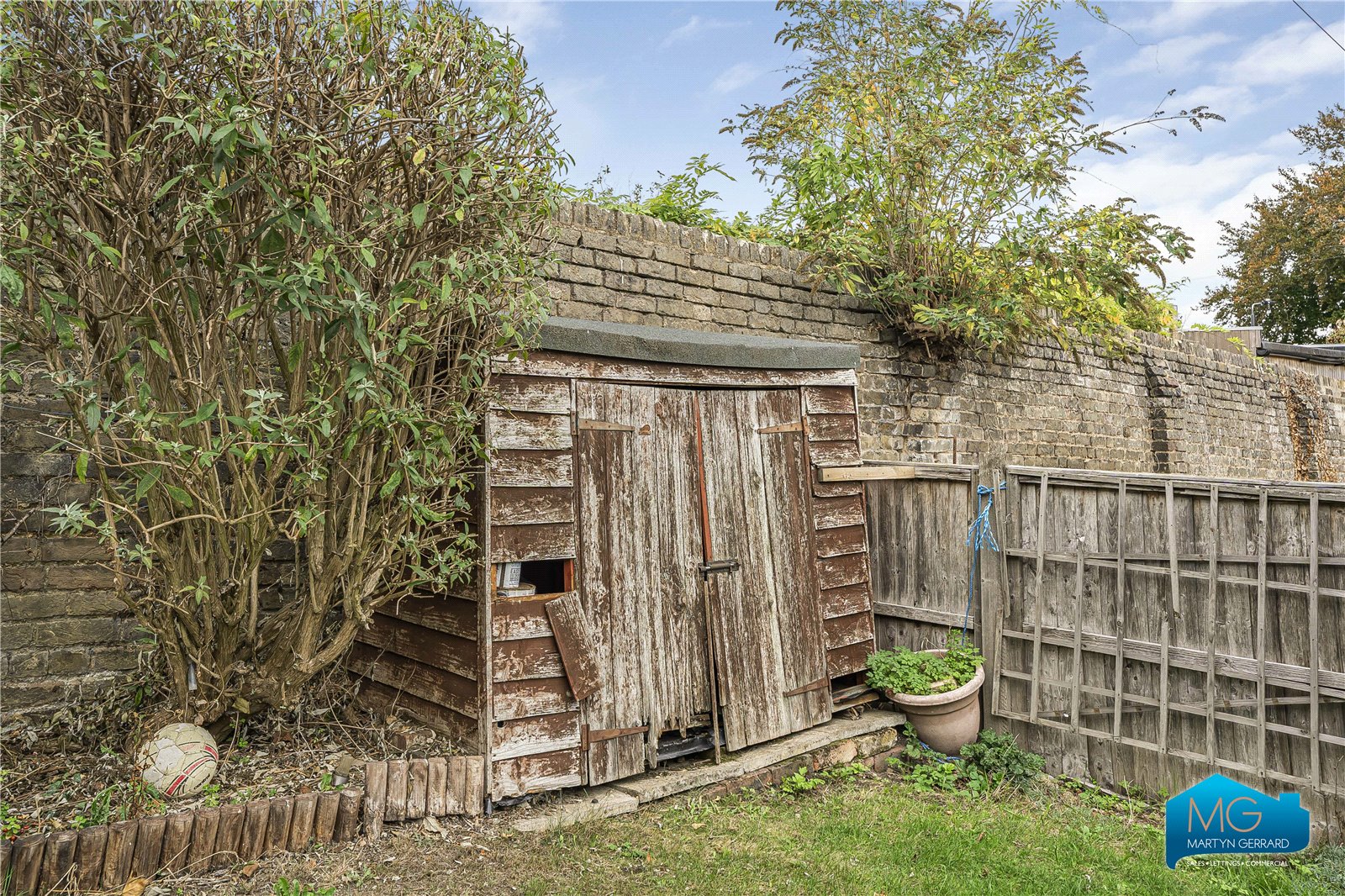 2 bedroom Semi-Detached House to rent - Martyn Gerrard
