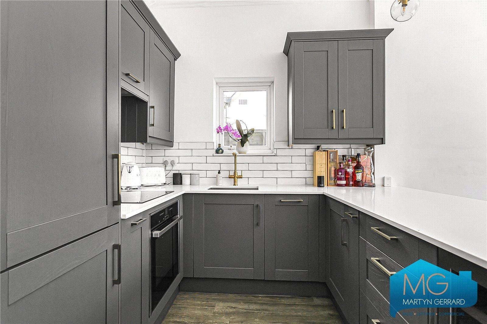 2 bedroom Ground Floor Flat to rent - Martyn Gerrard