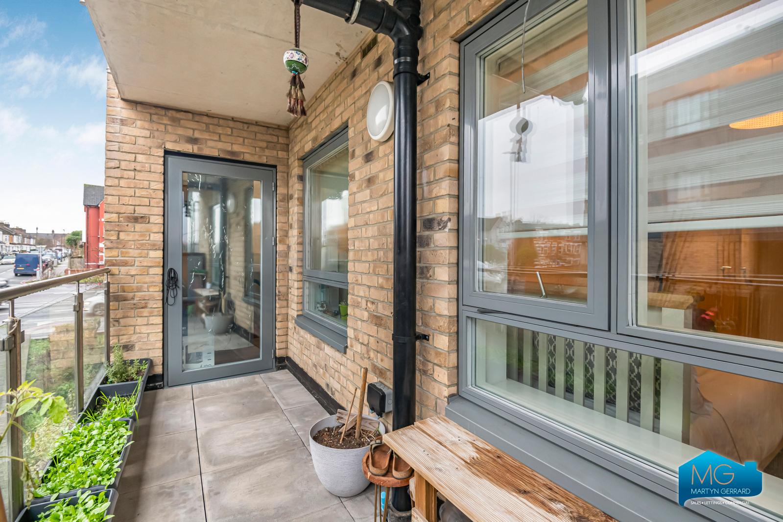 2 bedroom Apartment to rent - Martyn Gerrard