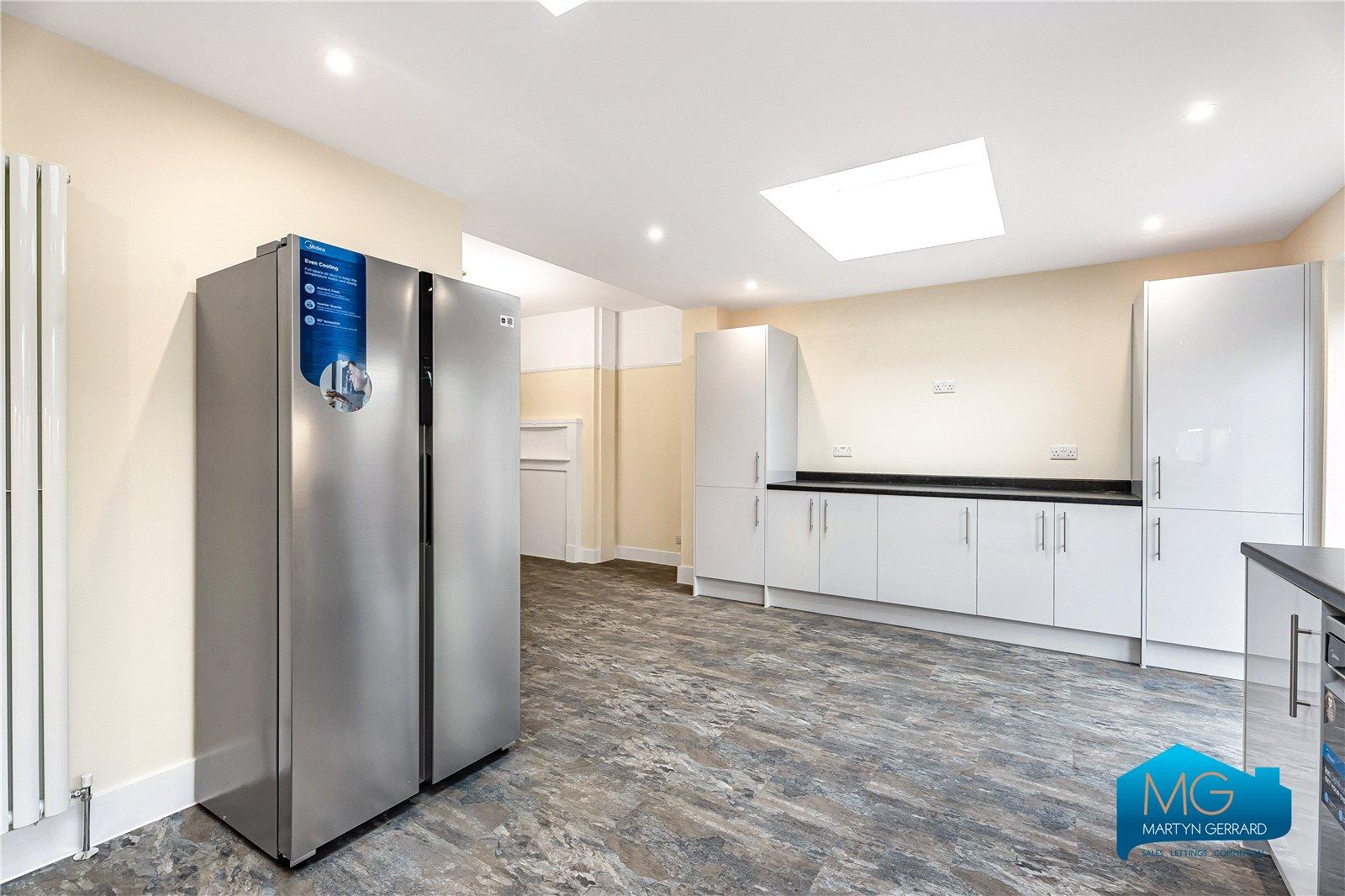 3 bedroom Semi-Detached House to rent - Martyn Gerrard