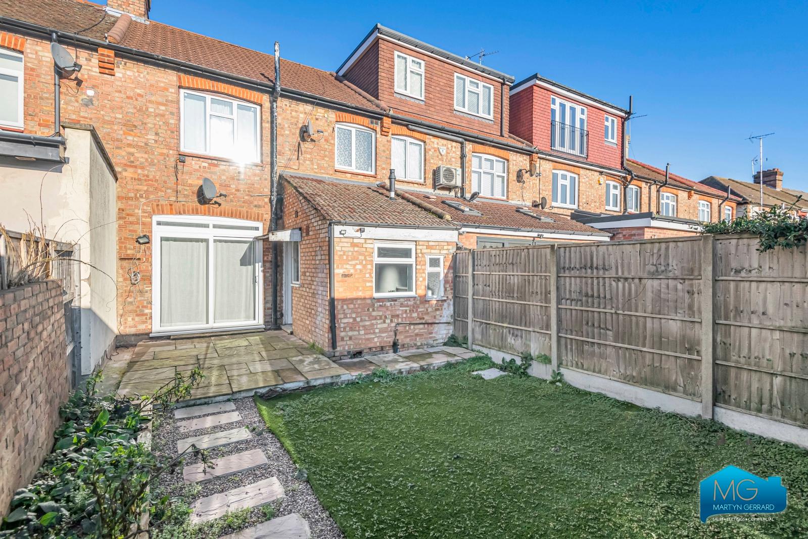 3 bedroom Semi-Detached House to rent - Martyn Gerrard