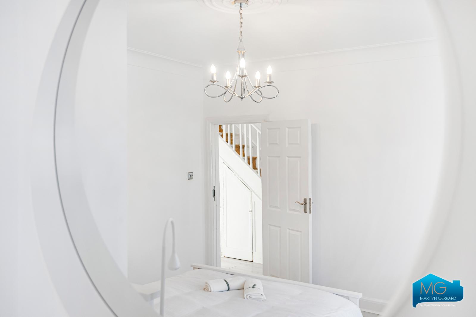 3 bedroom Semi-Detached House to rent - Martyn Gerrard