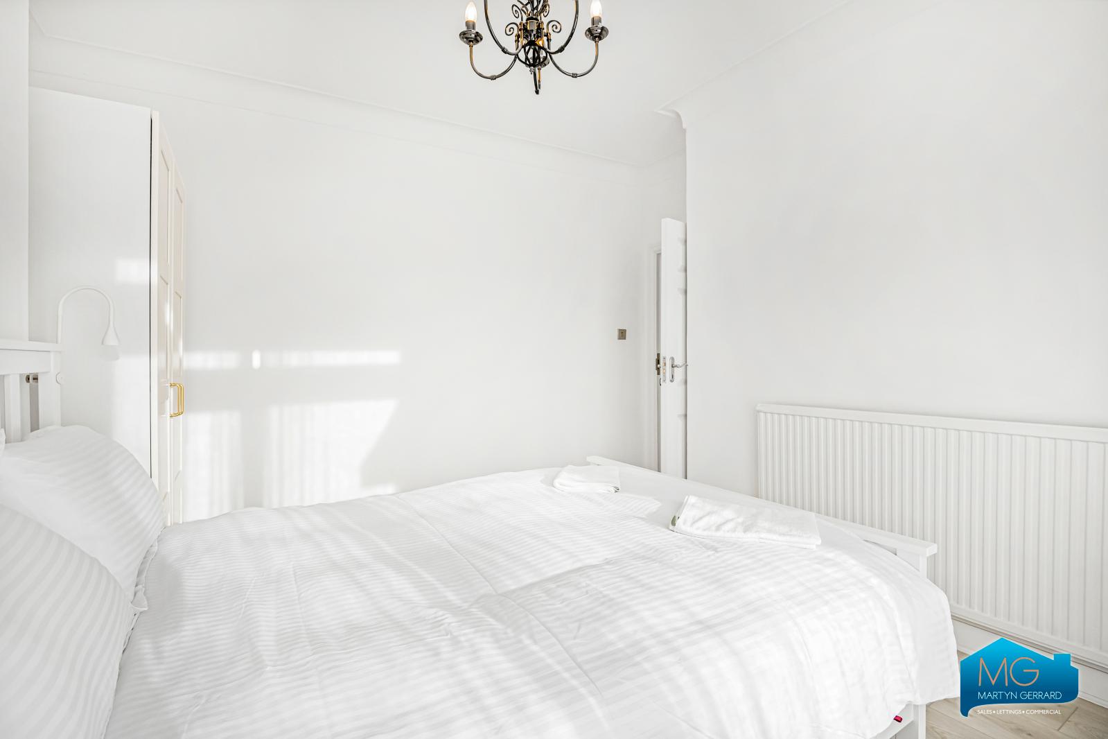 3 bedroom Semi-Detached House to rent - Martyn Gerrard