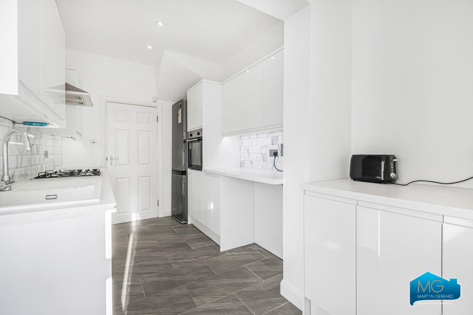 3 bedroom Semi-Detached House to rent - Martyn Gerrard