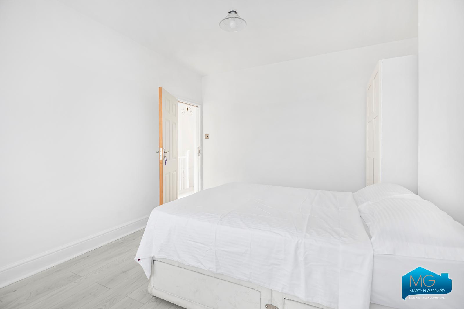 3 bedroom Semi-Detached House to rent - Martyn Gerrard