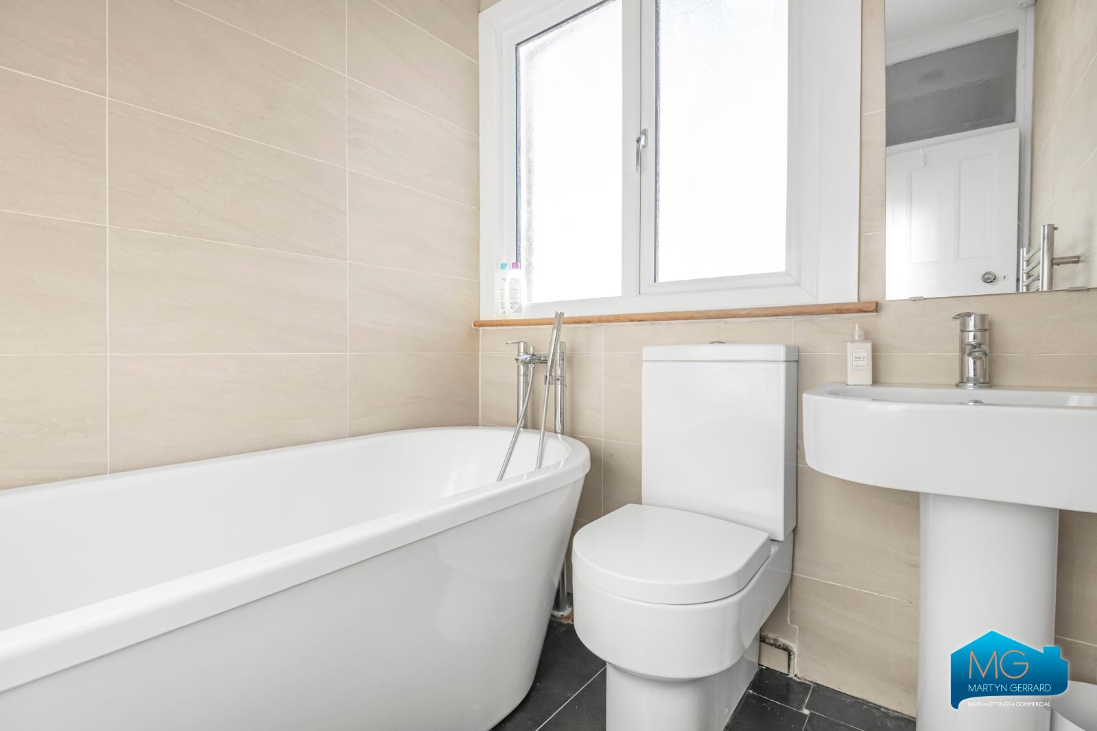 3 bedroom Semi-Detached House to rent - Martyn Gerrard