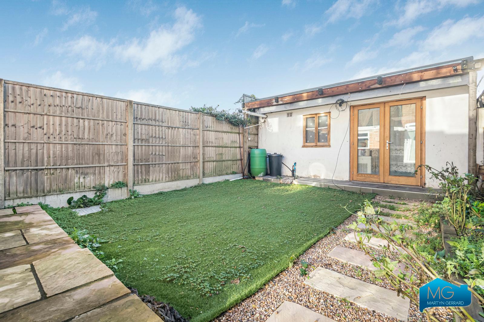 3 bedroom Semi-Detached House to rent - Martyn Gerrard