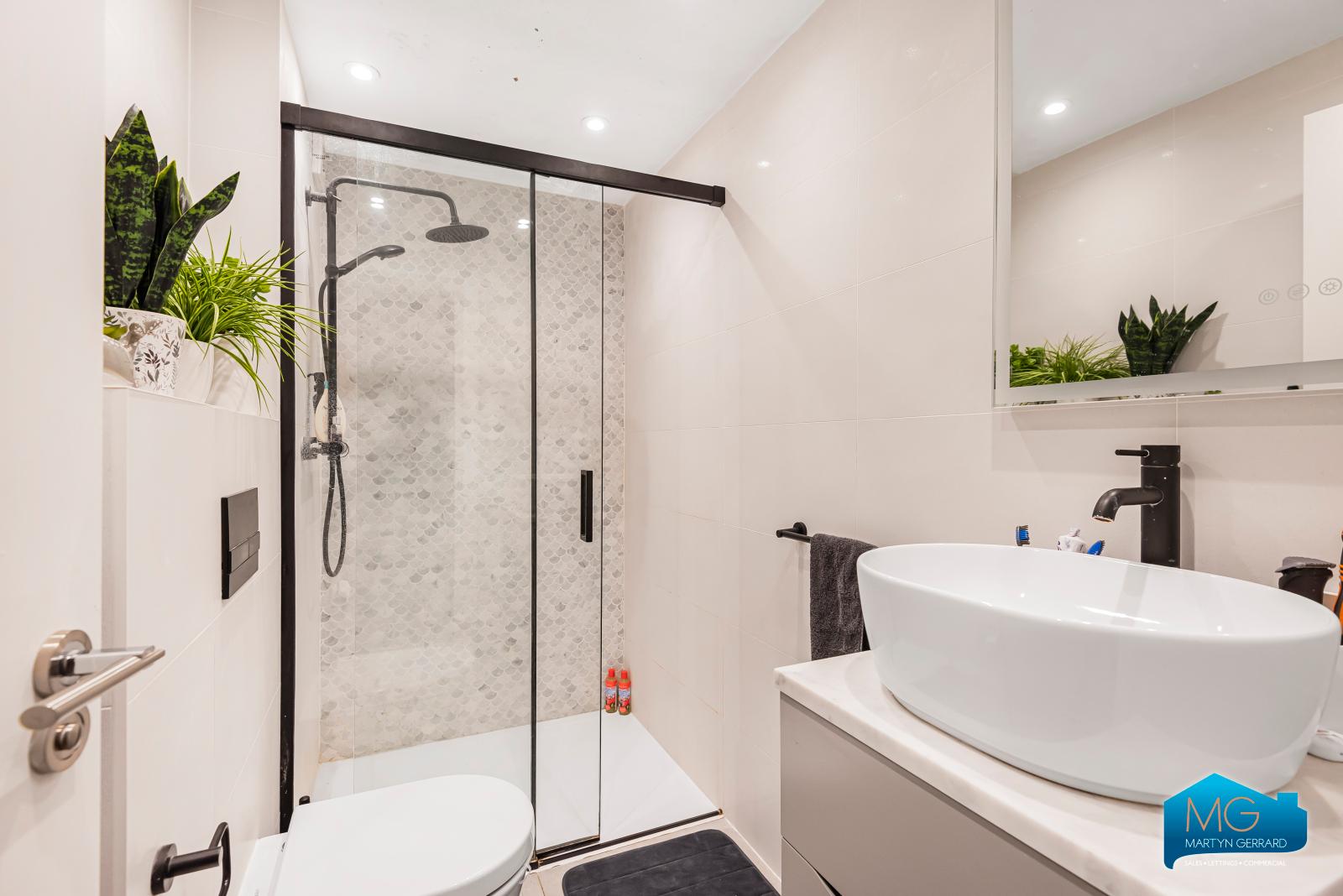 4 bedroom End of Terrace House to rent - Martyn Gerrard