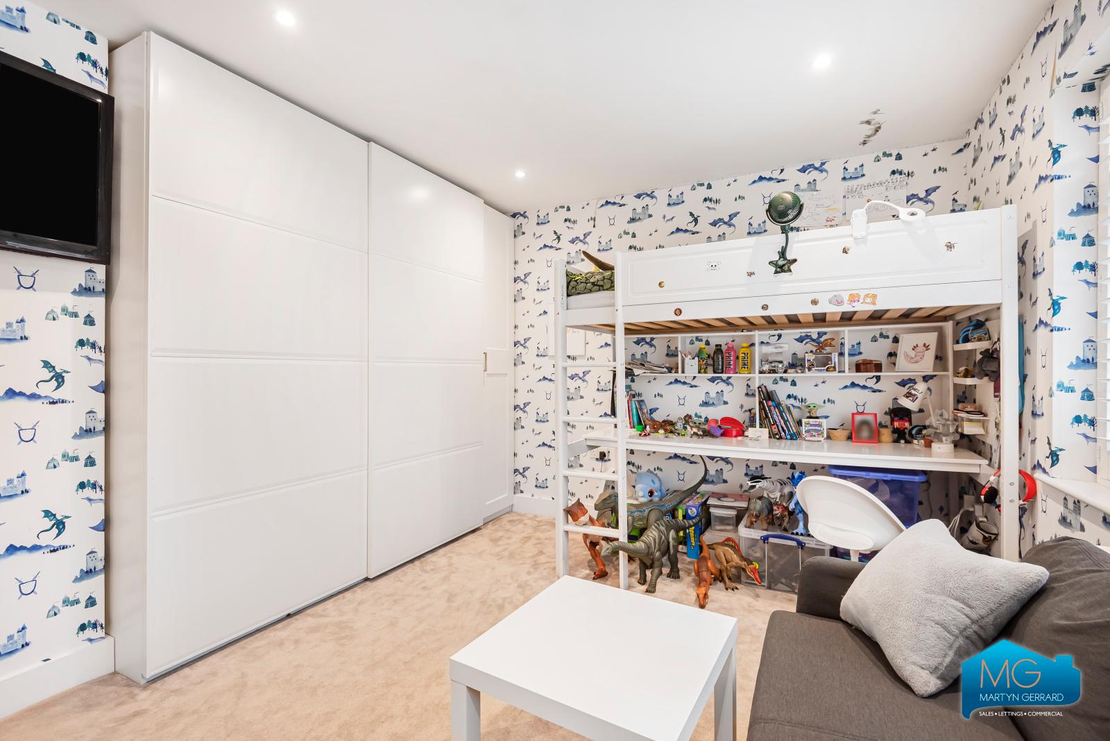 4 bedroom End of Terrace House to rent - Martyn Gerrard