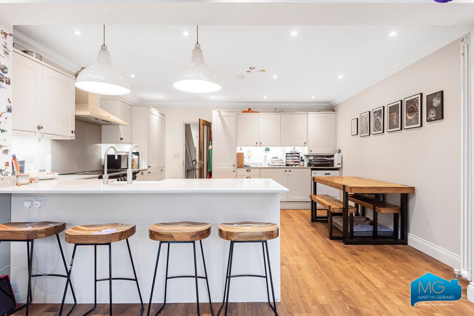 4 bedroom End of Terrace House to rent - Martyn Gerrard