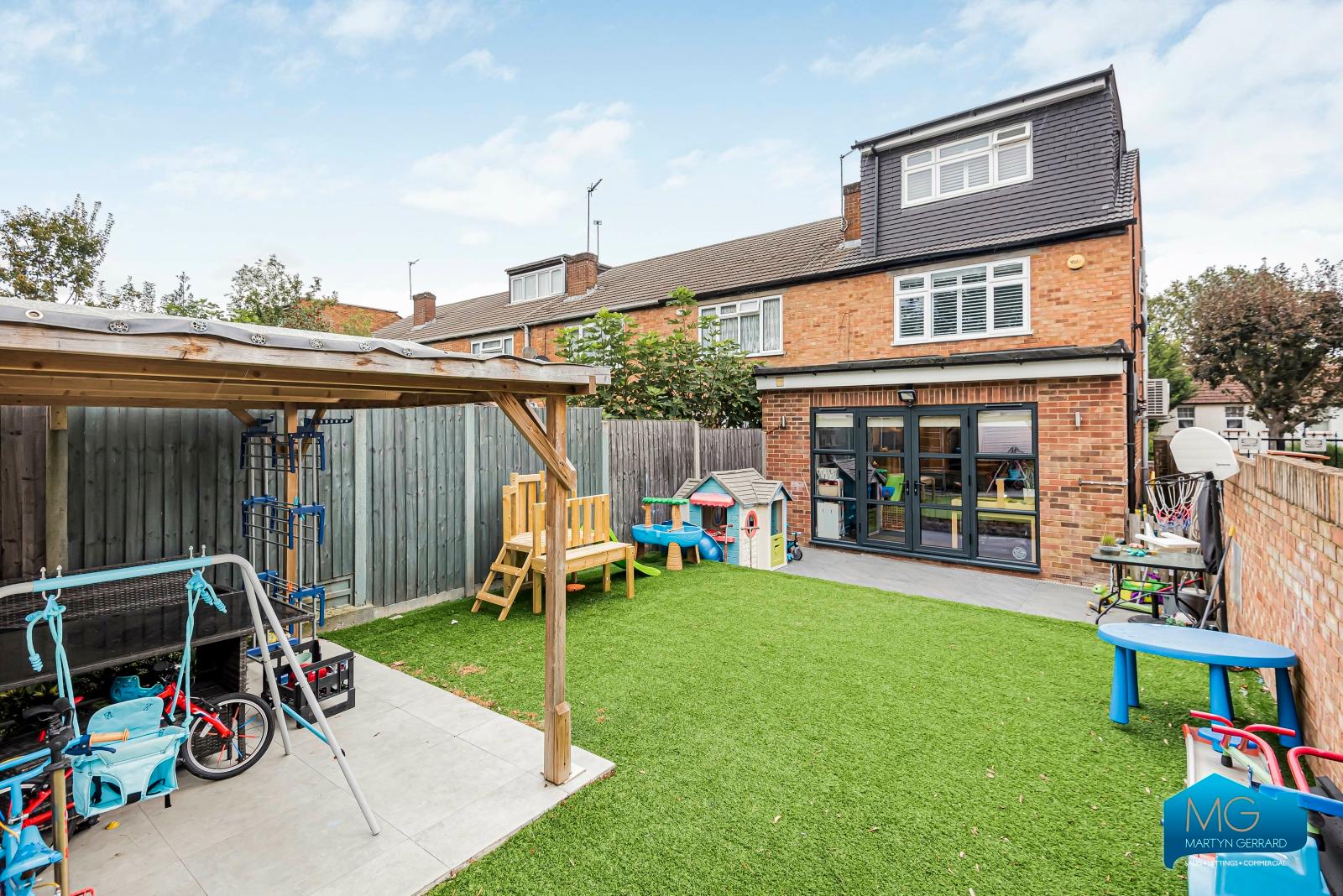 4 bedroom End of Terrace House to rent - Martyn Gerrard