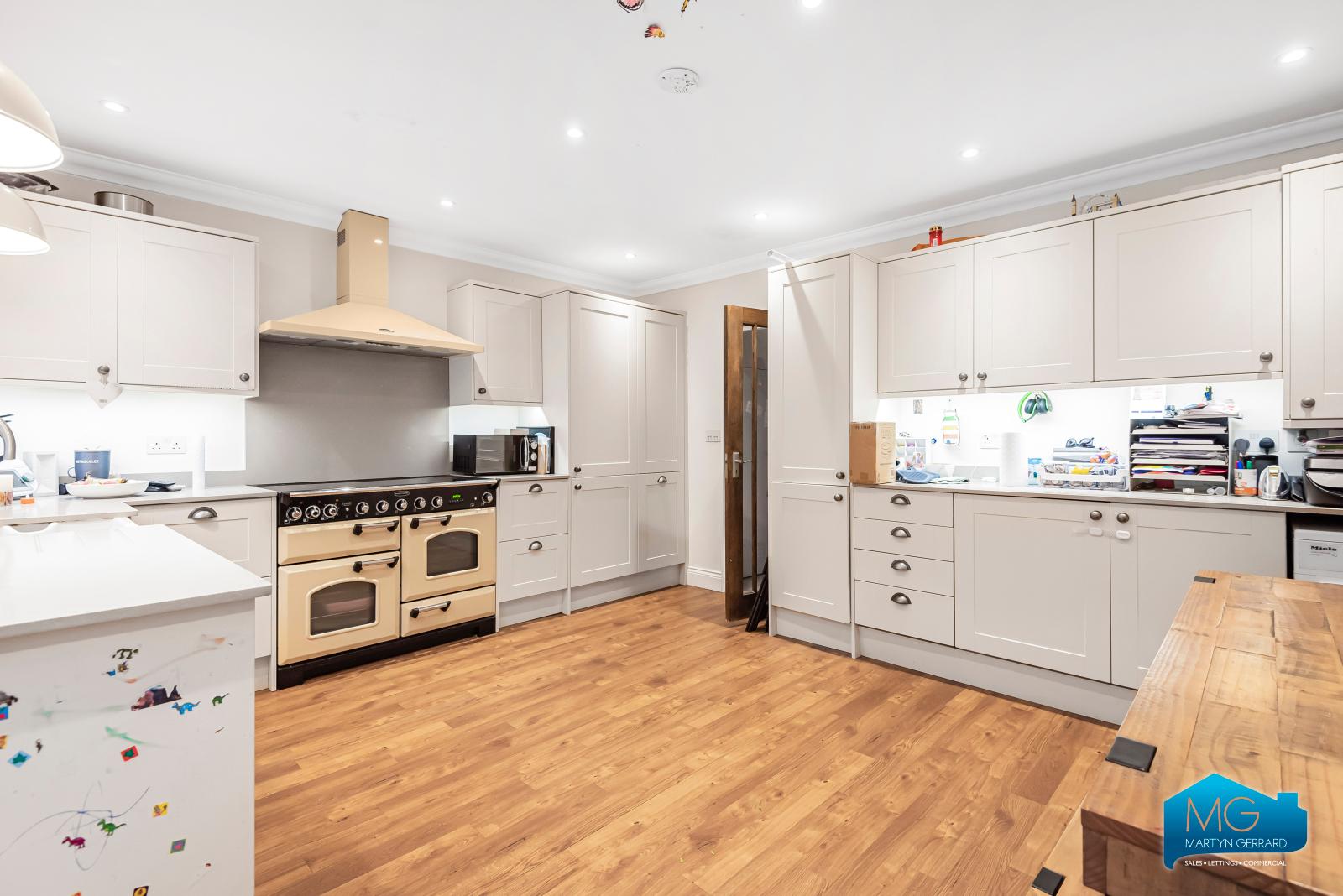 4 bedroom End of Terrace House to rent - Martyn Gerrard
