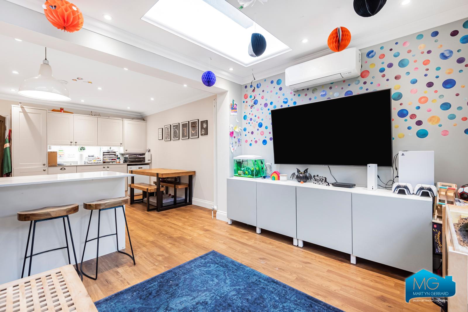 4 bedroom End of Terrace House to rent - Martyn Gerrard