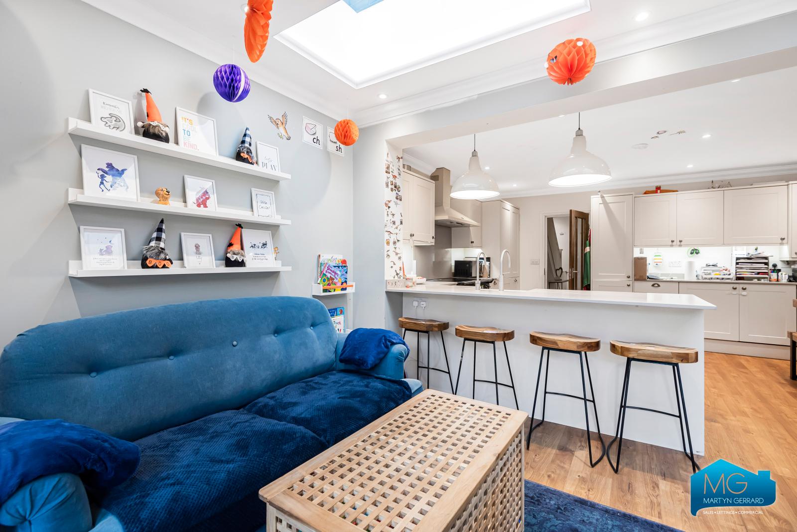 4 bedroom End of Terrace House to rent - Martyn Gerrard