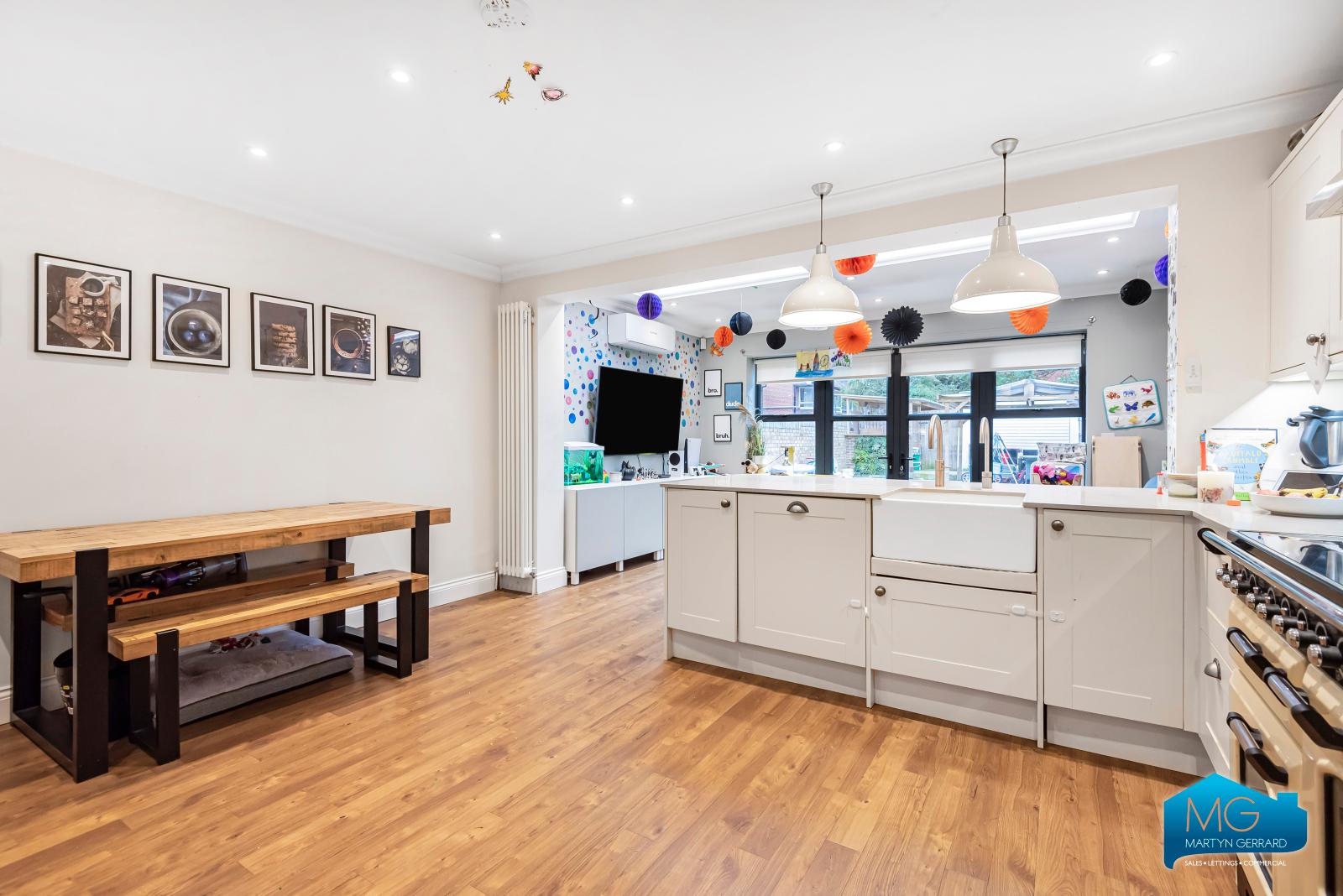4 bedroom End of Terrace House to rent - Martyn Gerrard