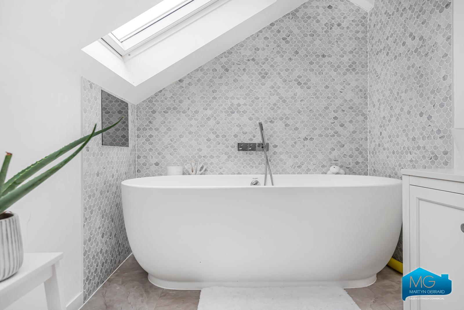4 bedroom End of Terrace House to rent - Martyn Gerrard